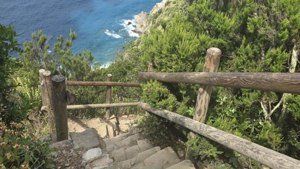 Stiegen im Nationalpark Cinque Terre in Italien, über dem Meer