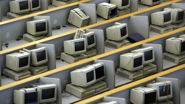 Viele alte Computer stehen in einem Büro nebeneinander.