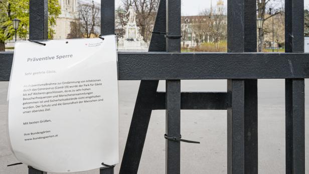 Geschloßener Burggarten während der COVID-19-Pandemie Die Schließung der Bundesgärten sorgte in der Corona-Pandemie für heftige Kritik in Wien