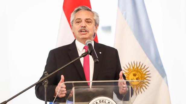 Abdo Benitez receives Fernandez at the border between Paraguay and Argentina