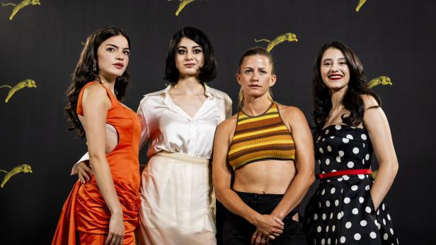 Fotocall in Locarno für &quot;Mond&quot; (v. li.): Schauspielerin Nagham Abu Baker, Regisseurin Kurdwin Ayub, Choreografin Florentina Holzinger and Schauspielerin Celina Antwan