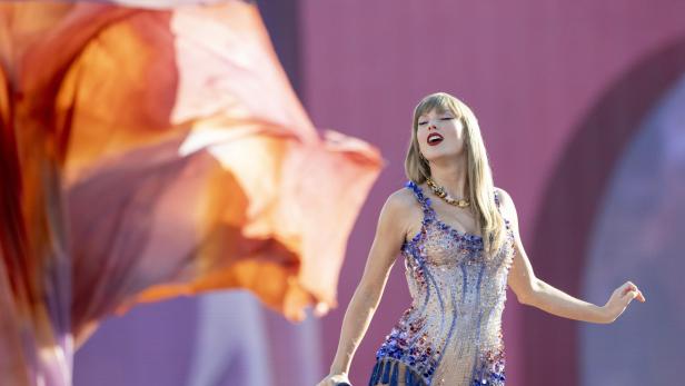 Taylor Swift fans wait for start of concert in Zurich