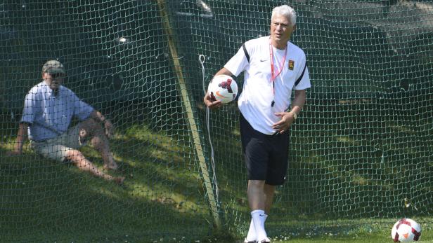 APA13281898-2 - 18062013 - MARIA ENZERSDORF - ÖSTERREICH: ZU APA-TEXT SI - Trainer Toni Polster am Dienstag, 18. Juni 2013, während einer Trainingseinheit des FC Admira in der Südstadt in Maria Enzersdorf. APA-FOTO: HELMUT FOHRINGER