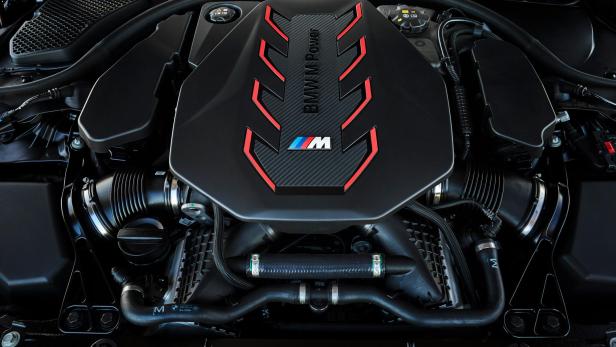 p90564607highresthe-all-new-bmw-m5-t.jpg Der Motorraum eines BMW M5 mit der Aufschrift „BMW M Power“.