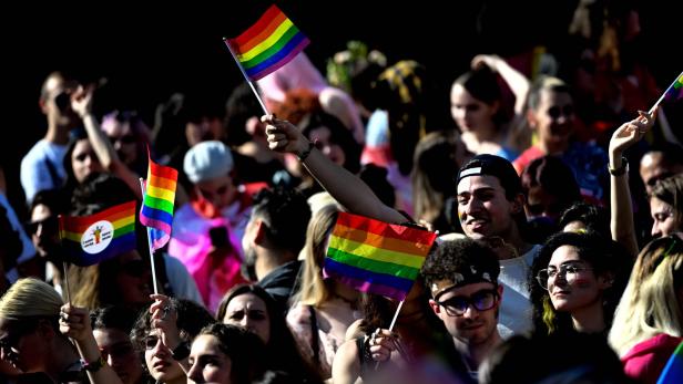 Protest mit LGBTQ-Fahnen