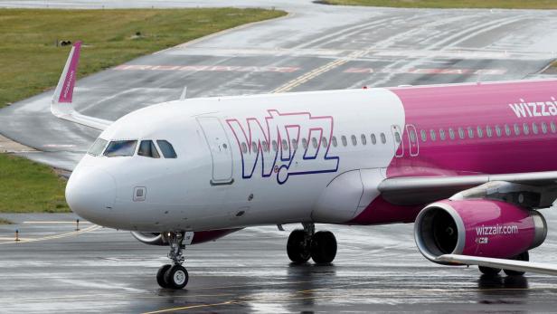 FILE PHOTO: A Wizz Air Airbus A320 from Sofia, Bulgaria taxis to a gate