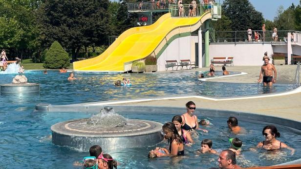 Freibad Jennersdorf Menschen schwimmen in einem Freibad.