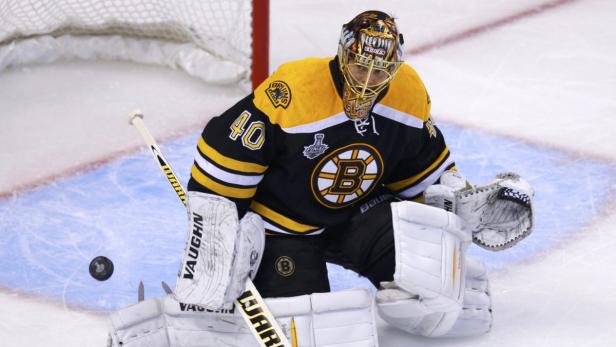 Boston Bruins goalie Tuukka Rask makes a save on the Chicago Blackhawks during the first period in Game 6 of their NHL Stanley Cup Finals hockey series in Boston, Massachusetts, June 24, 2013. REUTERS/Brian Snyder (UNITED STATES - Tags: SPORT ICE HOCKEY)