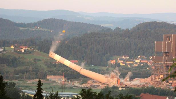 Im August fiel bereits der 180 Meter hohe Kamin. Sonntag wird der Rest des ehemaligen Kohlekraftwerks in Voitsberg gesprengt