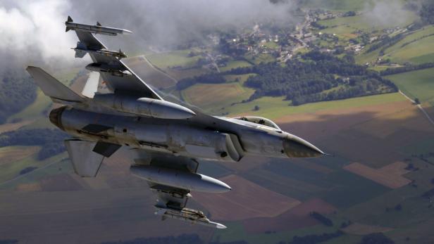 A Belgian Air Force F16 fighter aircraft flies over Belgium July 19, 2012, during a rehearsal for the country&#039;s National Day traditional military parade. Belgium will celebrate its 182nd anniversary of independence on National Day on July 21. REUTERS/Yves Herman (BELGIUM - Tags: MILITARY POLITICS)