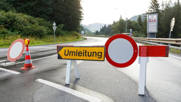 Eine Straßensperre mit einem „Umleitung“-Schild auf einer Landstraße.
