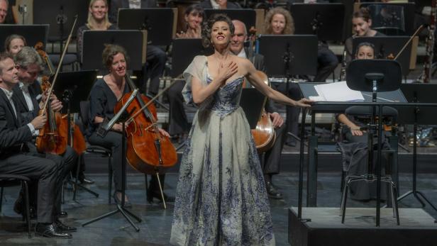 Lisette Oropesa als Ophélie und das auf der Bühne platzierte Mozarteumorchester Salzburg