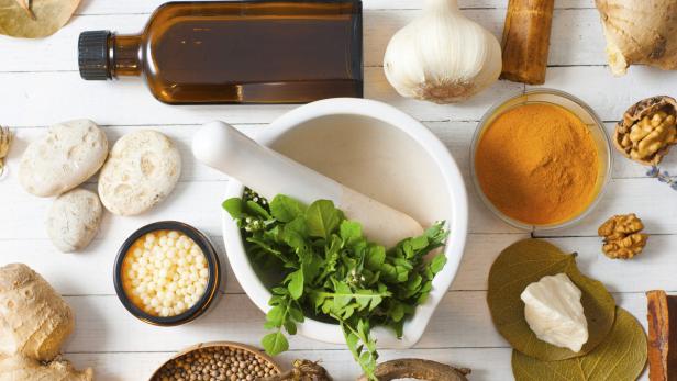 Bildnummer: 32781386
herbs and spices on white … Wie gut kennen Sie sich mit Hausmitteln aus?