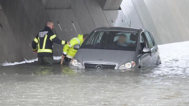 Überflutungen in Gloggnitz: Mann musste aus Auto gerettet werden