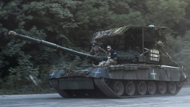 Ukrainische Soldaten fahren einen Panzer auf einer Straße in der Region Sumy nahe der Grenze zu Russland, Ukraine, 17. August 2024 inmitten der russischen Invasion. 