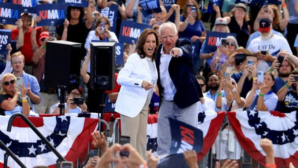 US-Präsidentschaftskandidatin Kamala Harris und ihr Co-Kandidat Tim Walz bei einer Wahlkampfveranstaltung in Eau Claire, Wisconsin, 7. August 2024.  