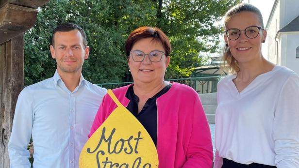 Moststraßenobfrau Michaela Hinterholzer (Mi.) mit scheidender Geschäftsführerin Maria Ettlinger und ihrem Nachfolger Georg Trimmel