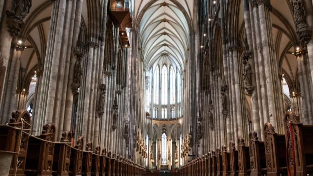 Der imposante Kölner Dom als Zeichen der kirchlichen Macht früherer Zeiten