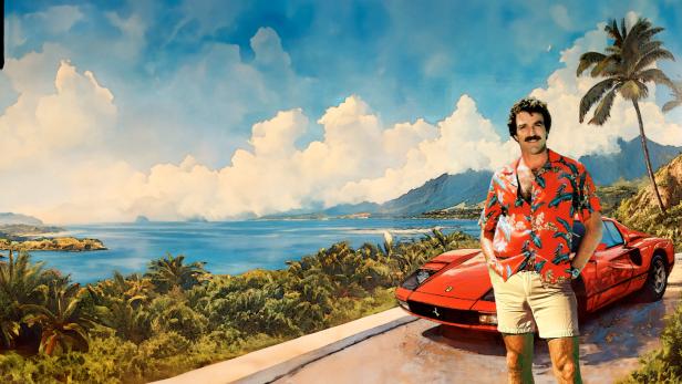 Ein Mann im Hawaiihemd posiert vor einem roten Ferrari auf einer tropischen Insel.