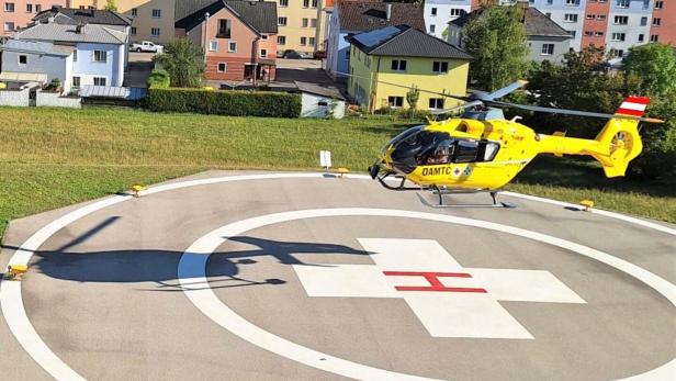 Notarzthubschrauber C15 bei der Landung beim LK Amstetten