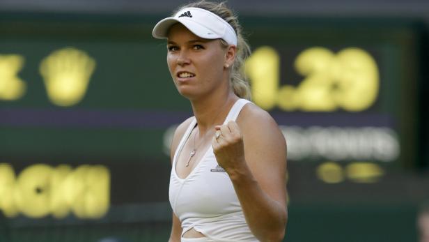 Caroline Wozniacki ballt die Faust auf einem Tennisplatz.