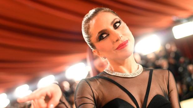 Schmuse-Auftritt in Venedig: Lady Gaga zeigt ihren XXL-Verlobungsring