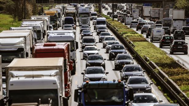 Lkw und Pkw im Stau auf der Autobahn