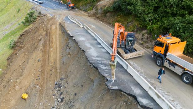 Die Straße über den Arlbergpass wurde auf Vorarlberger Seite auf 60 Metern Länge weggerissen