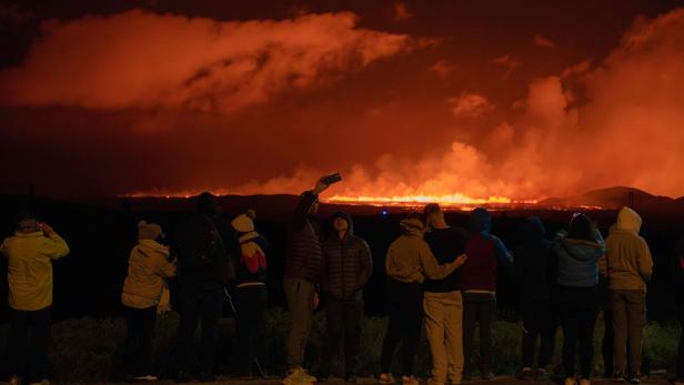 Island: Lava quillt aus vier Kilometer langem Riss