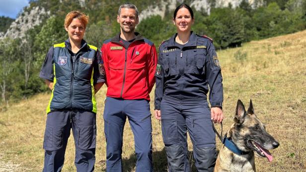 Pilotin Regine Groll, Roland Groll und Hundeführerin Ulrike Groll mit Spürhund Grayson