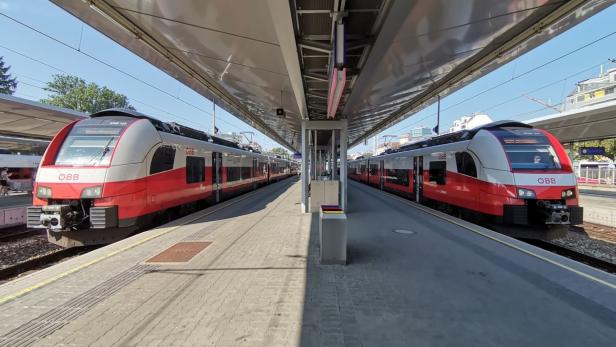 Stehende Züge am Meidlinger Bahnhof