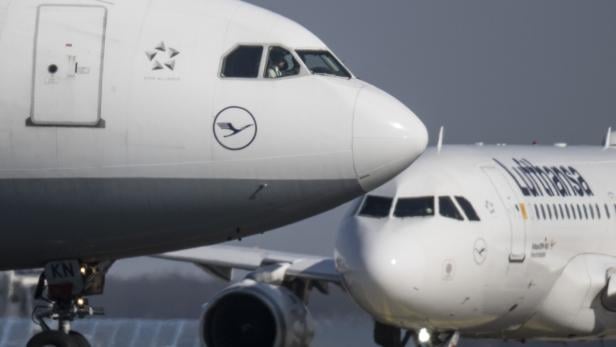 Lufthansa Bilanz - Pressekonferenz Aus für Parfüms, Zigaretten und Co.: Lufthansa schafft Bordverkauf ab