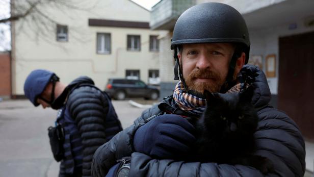 Mehrere Reuters-Journalisten wurden bei einem nächtlichen russischen Angriff auf ein Hotel in Kramatorsk verletzt. Ryan Evans, ein britischer Reuters-Sicherheitsberater, wurde dabei getötet.