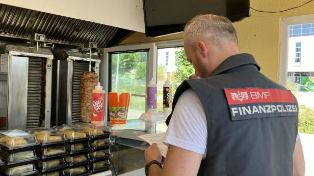 Mitarbeiter der Finanzpolizei vor Kebabstand