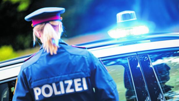 Polizistin vor Polizeiauto