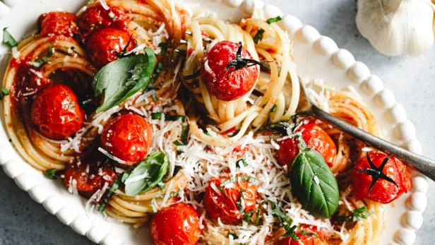 Pasta mit Kirschtomaten und Parmesan.