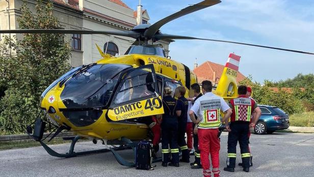 Kinderwagen stürzte in Fluss: Einjähriger wurde reanimiert