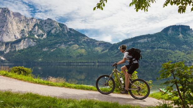 Radfahrer am am Ufer eines Sees