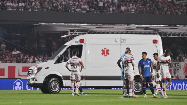 Ein Rettungswagen steht auf einem Fußballplatz in Sao Paolo.