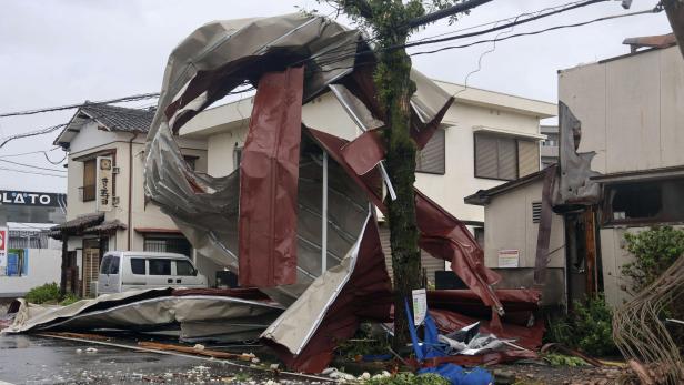 Heftiger Taifun trifft Süden Japans: 250.000 Haushalte ohne Strom