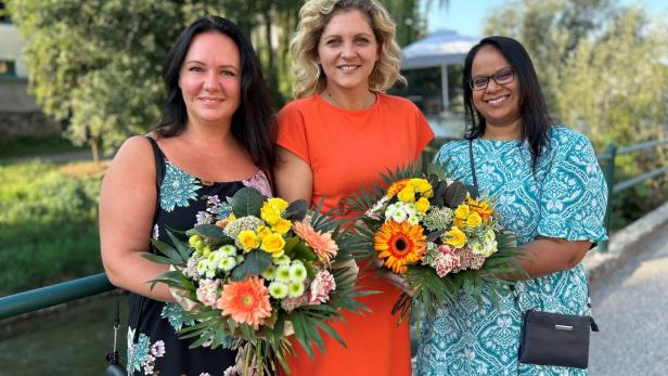 Bürgermeisterin Bärbel Stockinger (mi.) mit Livia Gregorova (li.) und Manisha Schlenz