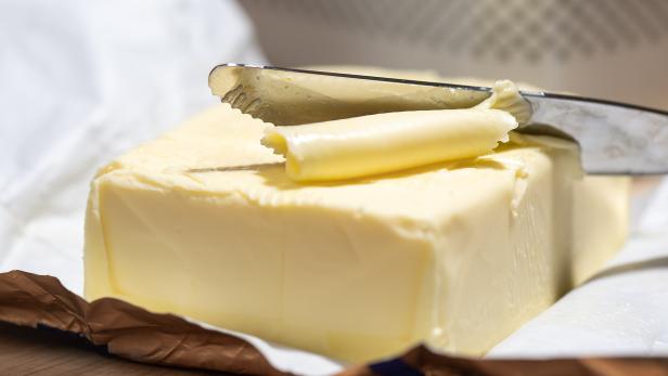 Ein Stück Butter liegt auf einem Tisch