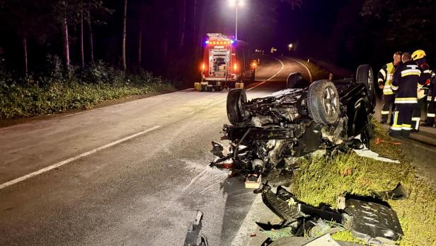 Tödlicher Unfall: Auto über Leitschiene in Wald katapultiert