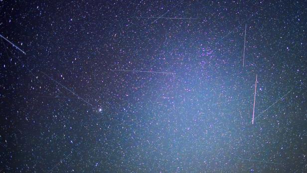 Satelliten und andere Objekte sind als Leuchtspuren am Nachthimmel Satelliten und andere Objekte sind als Leuchtspuren am Nachthimmel