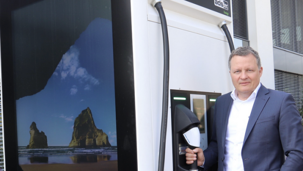 Thomas Speidel am ChargePost, einer Innovation seines Unternehmens ads-tec Energy. Speidel erhält am 27. Oktober für seine Pionierleistungen in der Elektromobilität den mit insgesamt 500.000 Euro dotierten Deutschen Umweltpreis der Deutschen Bundesstiftung Umwelt, den er sich mit Moorforscherin Dr. Franziska Tanneberger teilt.