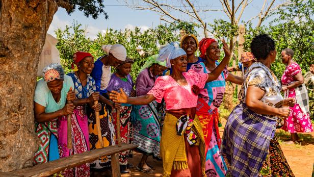 Tradition trifft Tourismus: Ein Besuch bei Weberinnen in Kenia 