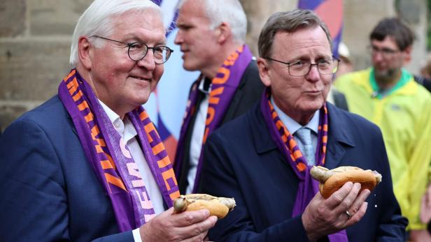 Es geht um die (Thüringer Brat-)Wurst: Bodo Ramelow (re.), im Bild mit Bundespräsident Steinmeier.