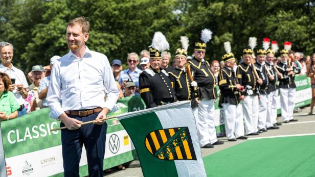 Michael Kretschmer bei einer Oldtimer-Auto-Rallye in Zwickau, 15. August 2024.