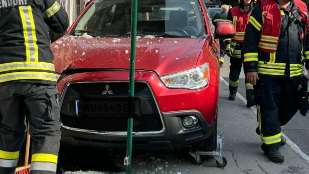 Auto krachte in Niederösterreich in Bushaltestelle