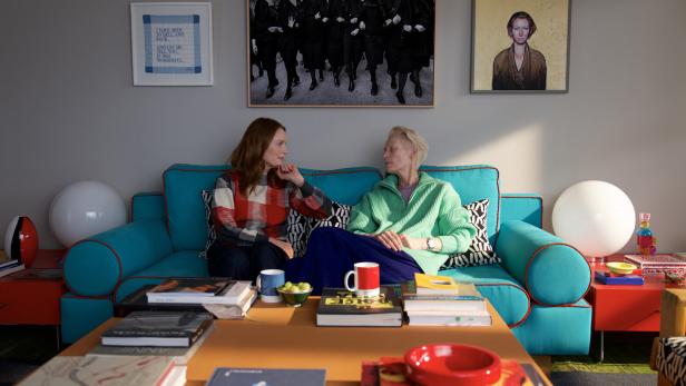 Julianne Moore (li.) und Tilda Swinton spielen zwei Freundinnen, von denen eine im Sterben liegt: Pedro Almodóvars packendes Drama „The Room Next Door“